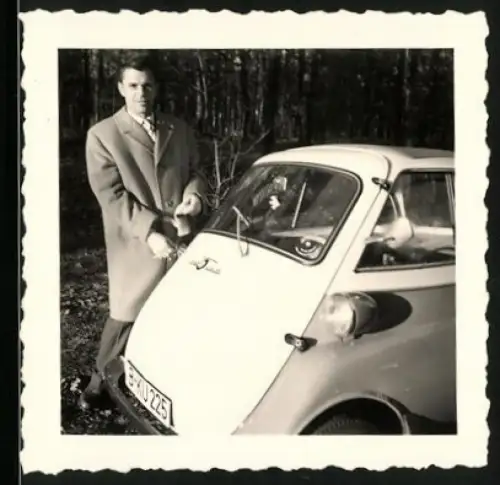 Fotografie Auto BMW Isetta, Fahrer am PKW mit Kennzeichen Berlin