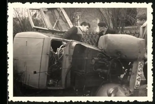 Fotografie Auto-Unfall, Wrack mit Kennzeichen Berlin liegt auf der Seite