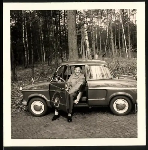 Fotografie Auto NSU Prinz, glücklicher Fahrer im PKW sitzend