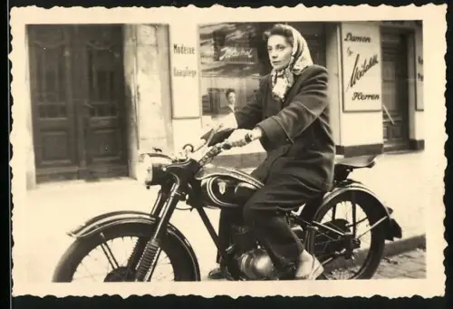 Fotografie Motorrad DKW-RT125, Hausfrau auf Krad sitzend