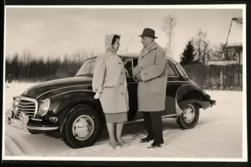 Fotografie Auto Audi-DKW, Paar mit PKW in München, Winter 1959