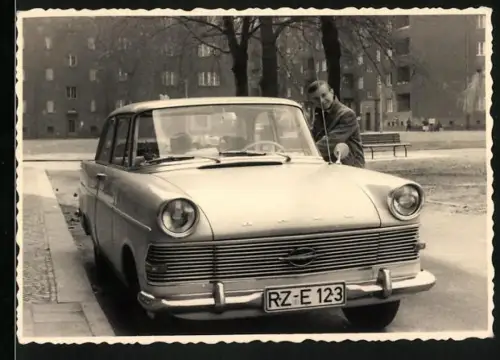 Fotografie Auto Opel, Bursche am PKW mit Kennzeichen Ratzeburg