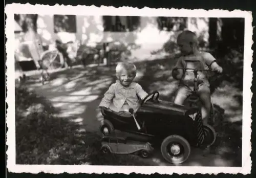 Fotografie Auto Bentley, Knaben mit Tretauto & Spielzeug-Blechauto im Garten
