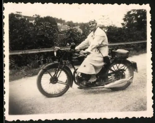 Fotografie Motorrad Ariel, Frau auf Krad mit Kennzeichen Österreich