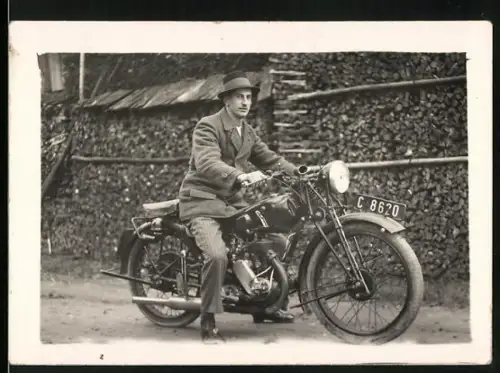 Fotografie Motorrad, Kradfahrer auf Krad mit Kennzeichen Österreich