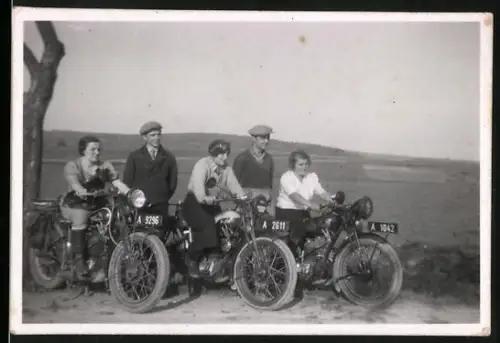 Fotografie Motorrad Puch, Frauen sitzen auf Krad mit Kennzeichen Österreich