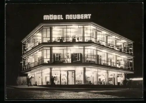 Fotografie unbekannter Fotograf, Ansicht Würzburg, Kaufhaus Möbel Neubert bei Nacht