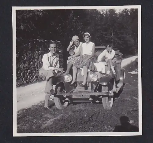 Fotografie Auto Cabriolet, Knaben und hübsche Mädchen auf PKW sitzend