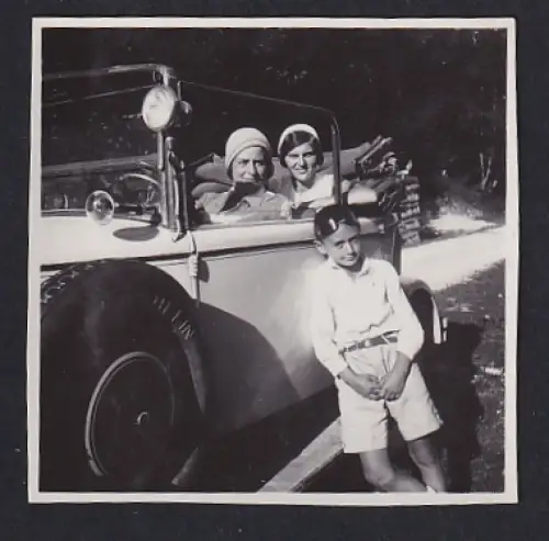 Fotografie Auto Cabriolet, Knabe lehnt am PKW, hübsche Frauen im Cabrio sitzend