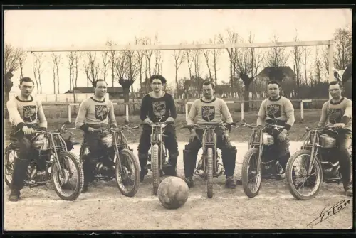 Fotografie Motorrad, Motoball Klub SMC Troyes auf ihren Motorrädern mit Ball