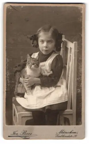 Fotografie Jos. Boos, München, junges Mädchen mit ihrem Katze im Arm