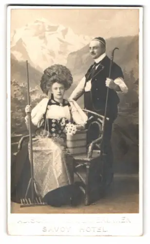 Fotografie Ad. Schmorker, Interlaken, Savoy Hotel, Ansicht Interlaken, Hotelgäste in traditioneller Tracht, Studiokuliss