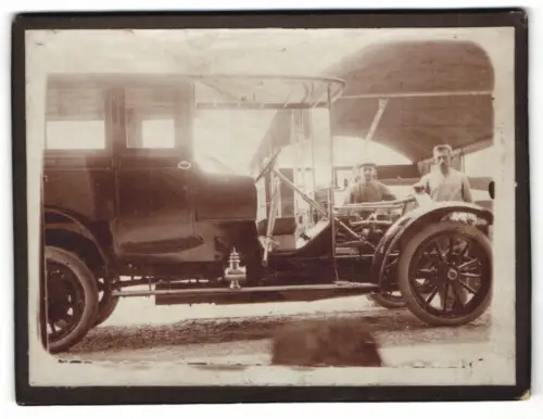 Fotografie Mechaniker an einem Landaulet Auto mit Blick auf den Motorblock