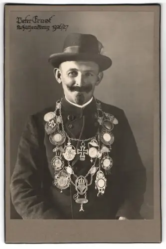Fotografie Herr Peter Ernst als Schützenkönig 1926/27 mit Schützenkette und EK 1914 von Georg Kohl gefallen 1915