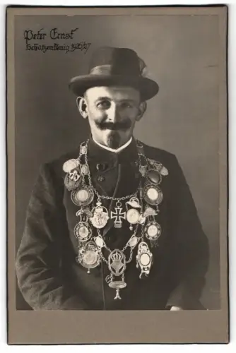 Fotografie Schützenkönig Peter Ernst mit Schützenkette und Eisernes Kreuz 1914 für den Gefallenen Georg Kohl, 1926/27
