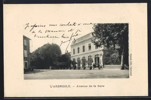 AK L`Arbresle, Avenue de la Gare avec bâtiments et arbres adjacents