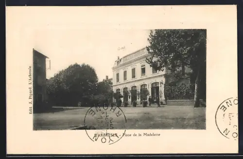 AK L`Arbresle, Place de la Madeleine et bâtiment historique