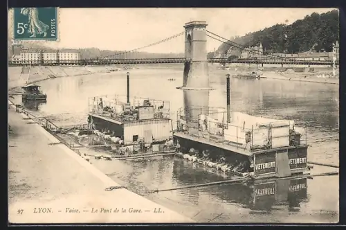 AK Lyon, Vaise, Le Pont de la Gare et péniches sur la rivière