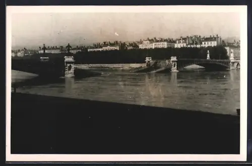 AK Lyon, Pont de l`Université sur le Rhône avec vue sur les bâtiments environnants