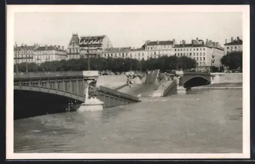 AK Lyon, Pont Lafayette effondré sur le fleuve avec bâtiments en arrière-plan
