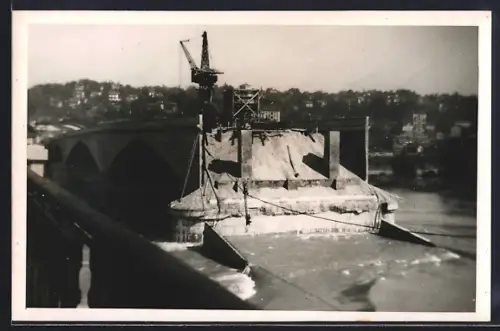AK Lyon, Pont Poincaré en construction avec vue sur la rivière et les collines en arrière-plan