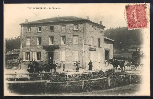 AK Villechenève, La Brioude avec calèche devant le bâtiment principal