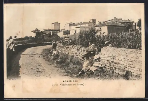 AK Pommiers /Villefranche-sur-Saône, Route bordée de murs avec villageois assis