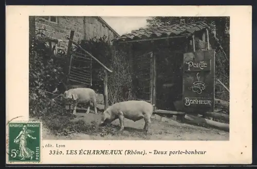 AK Les Écharmeaux /Rhône, Deux porte-bonheur devant une maison rustique