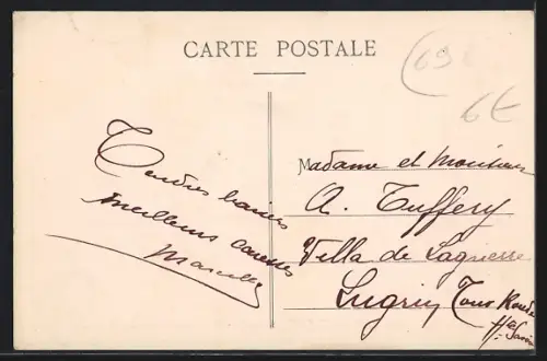 AK Les Écharmeaux /Rhône, Deux porte-bonheur devant une maison rustique