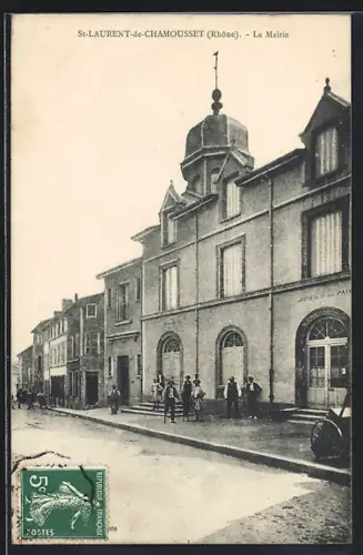 AK St-Laurent-de-Chamousset /Rhône, La Mairie avec des passants sur la rue animée