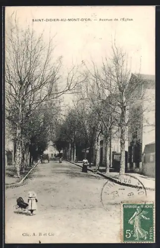 AK Saint-Didier-au-Mont-d`Or, Avenue de l`Église avec promeneurs et arbres dénudés