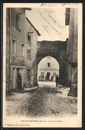 AK Haute-Rivoire /Rhône, Ancienne Porte avec des habitants dans la rue