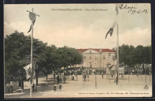 AK Villefranche-sur-Saône, Place Claude Bernard animée avec foule et drapeaux flottants