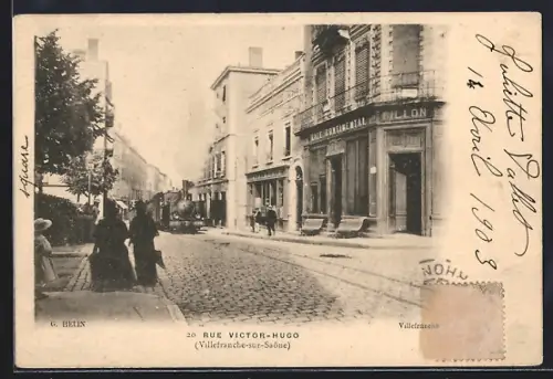 AK Villefranche-sur-Saône, Rue Victor-Hugo avec tramway et bâtiments historiques