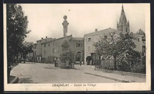 AK Chasselay, Entrée du Village avec monument et église en arrière-plan