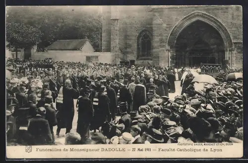 AK Lyon, Funérailles de Monseigneur Dadolle, 27 mai 1911, Faculté Catholique de Lyon