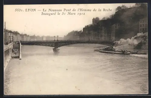 AK Lyon, Le Nouveau Pont de l`Homme de la Roche inauguré le 31 Mars 1912 avec un bateau sur la rivière
