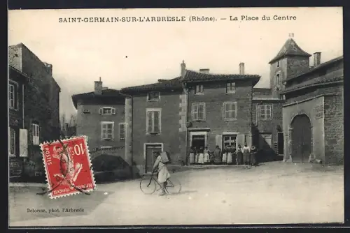 AK Saint-Germain-sur-l`Arbresle /Rhône, La Place du Centre avec cycliste et passants