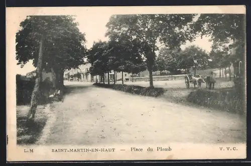 AK Saint-Martin-en-Haut, Place du Plomb avec chevaux et arbres bordant la route
