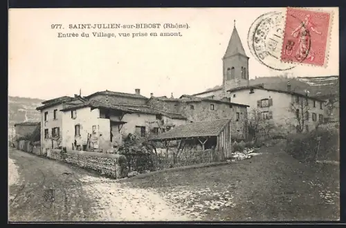 AK Saint-Julien-sur-Bibost /Rhône, Entrée du Village, vue prise en amont