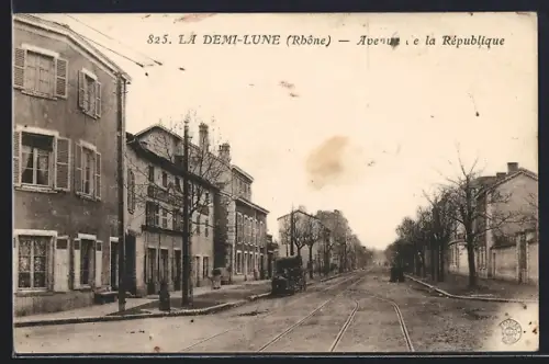 AK La Demi-Lune /Rhône, Avenue de la République avec bâtiments et voies de tramway