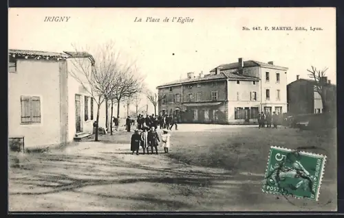 AK Irigny, La Place de l`Église avec des passants et des bâtiments en arrière-plan