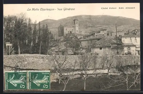 AK La Motte Charlancon, Vue générale du village avec église et montagnes en arrière-plan