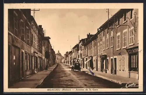 AK Beaujeu /Rhône, Avenue de la Gare avec bâtiments et véhicule anciens