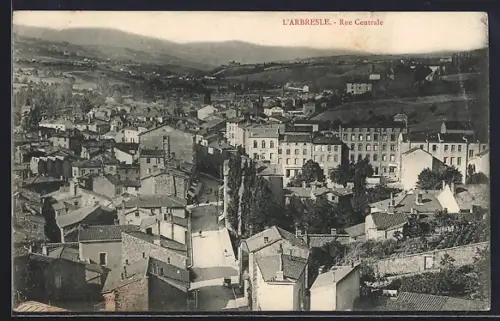 AK L`Arbresle, Rue Centrale et vue sur les toits du village et les collines environnantes
