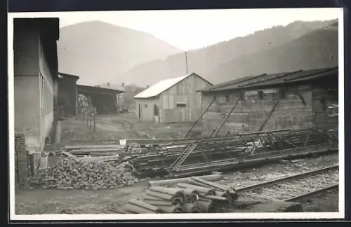 Foto-AK Leoben, Sägewerk mit Bahngleisen
