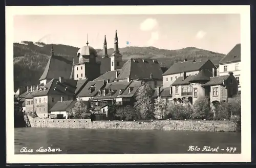 AK Leoben, Ortspanorama mit Mauer u. Turmgebäuden vom Wasser aus