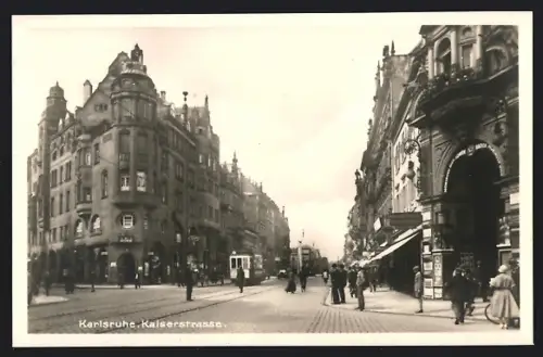 AK Karlsruhe, Kaiserstrasse, Strassenszene, Strassenbahn, Geschäftshäuser