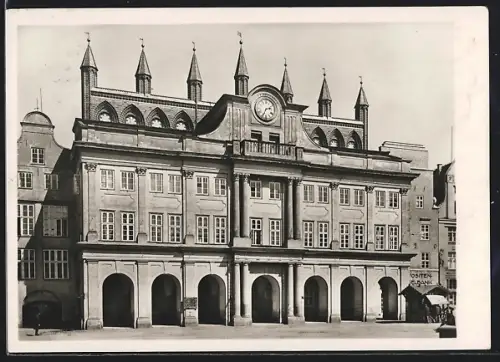 Foto-AK Deutscher Kunstverlag, Nr. 26: Rostock, Rathaus, gotische Blendfassade, Vorbau von 1727