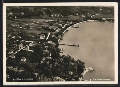 AK Herrsching a. Ammersee, Luftaufnahme, Uferpromenade, Steg, Bootsanleger